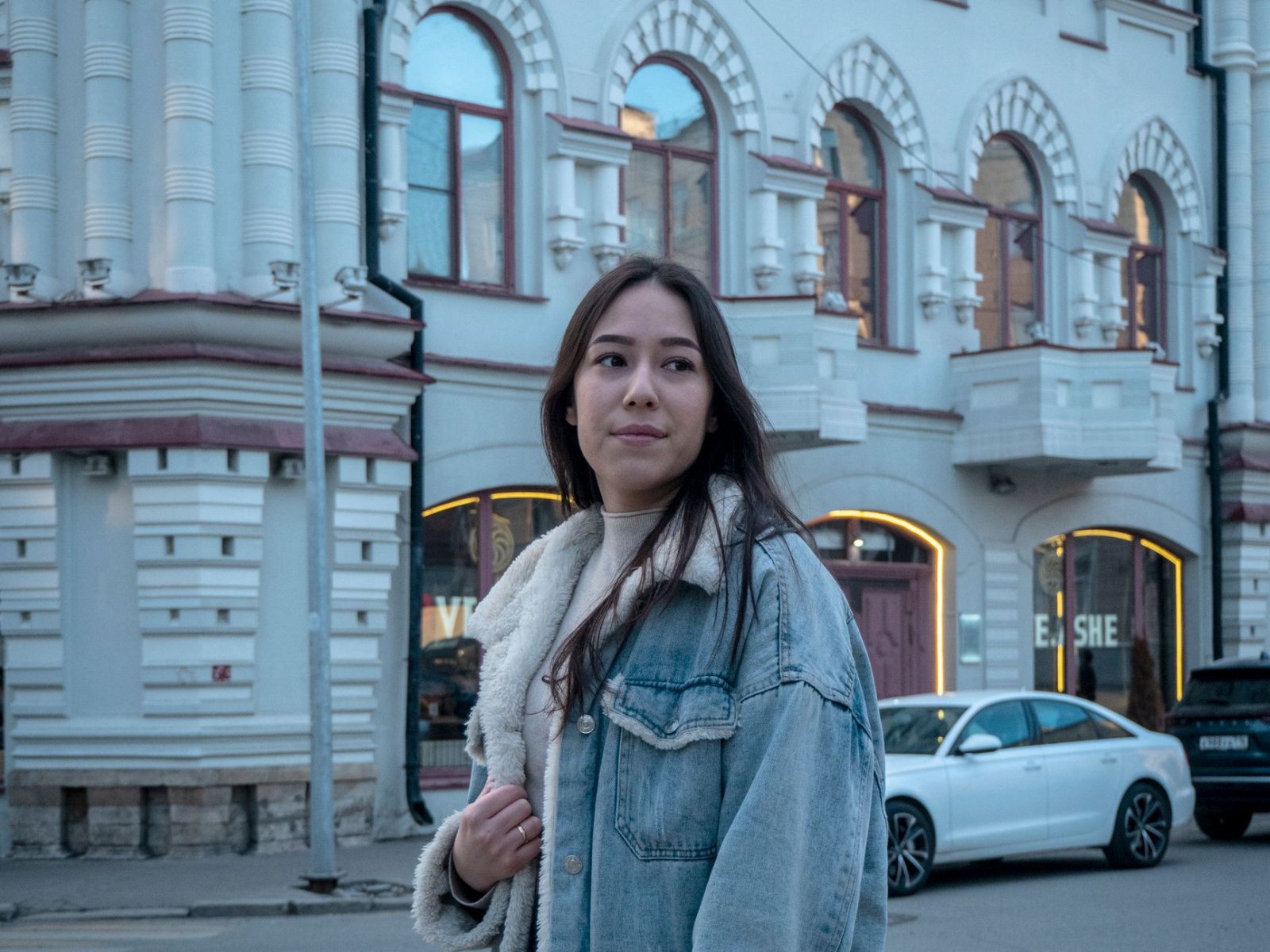 Фотография девушки в джинсовой куртке на городской улице