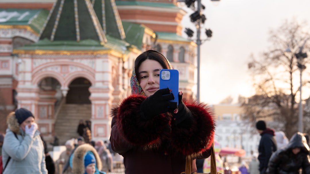 Парень в спортивной толстовке, селфи на улице
